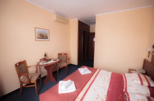 Bogl�rka Panzi�-�tterem, Mez�k�vesd, Eger - 16 km