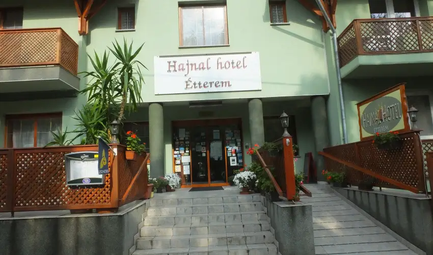 Hajnal Hotel Mez�k�vesd