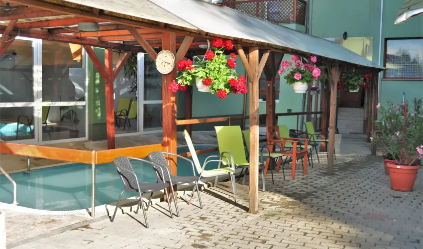 Hajnal Hotel Mez�k�vesd