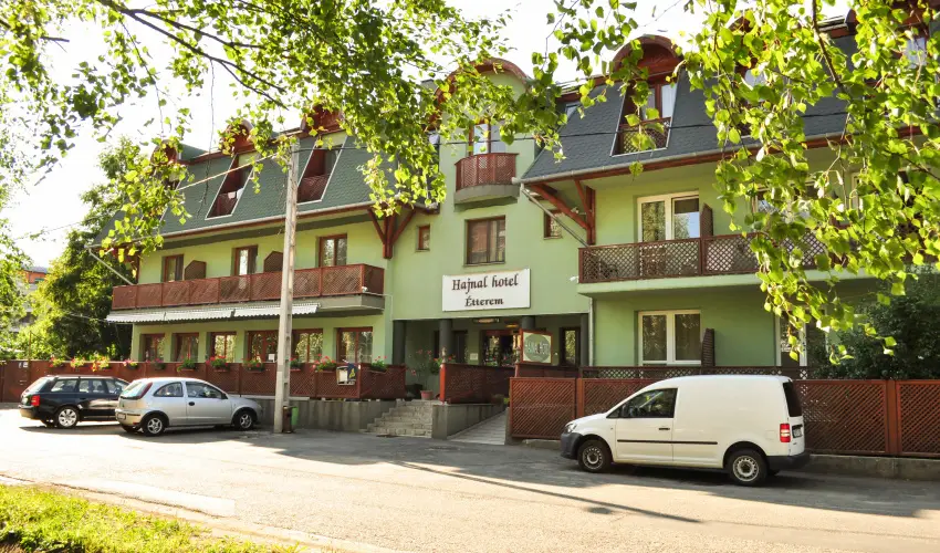 Hajnal Hotel Mez�k�vesd