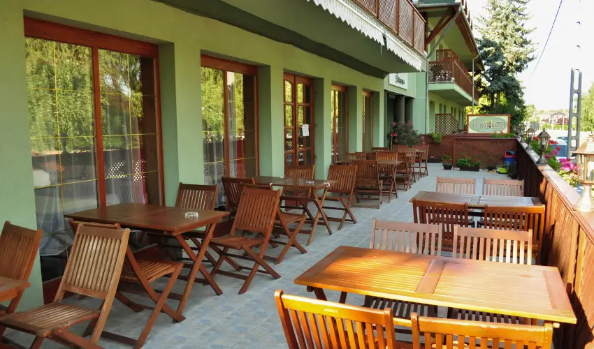 Hajnal Hotel Mez�k�vesd