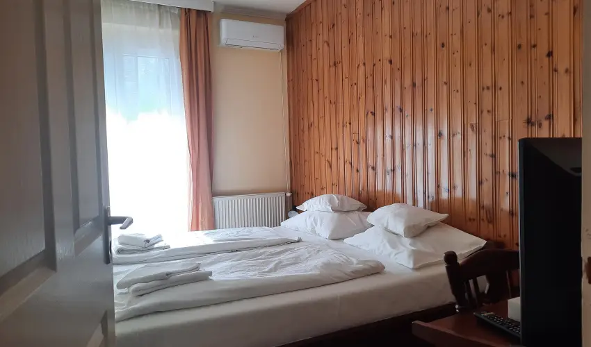Hajnal Hotel Mez�k�vesd