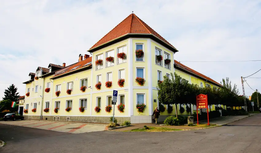 Hotel Korona Wellness, Rendezvny & Borhotel Eger Eger