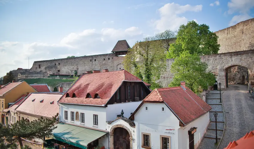 Imola Udvarh�z Eger