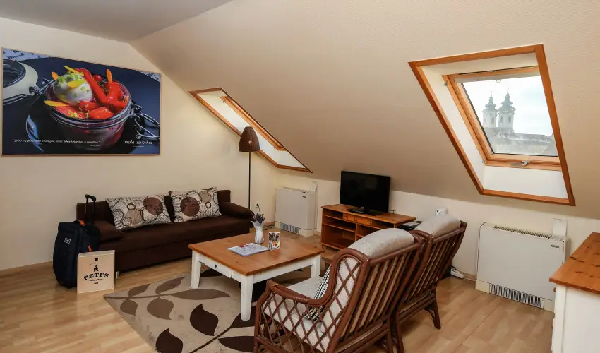 Imola Udvarh�z Eger