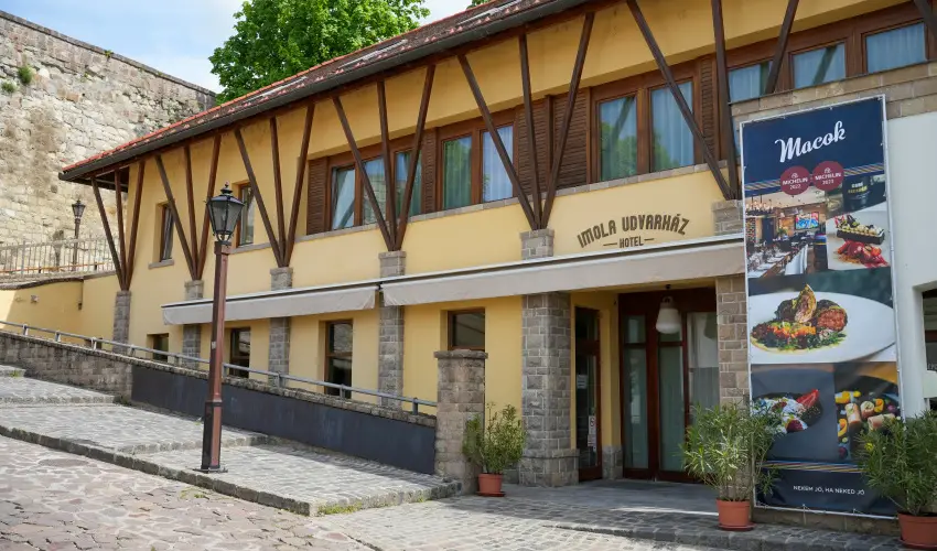 Imola Udvarh�z Eger