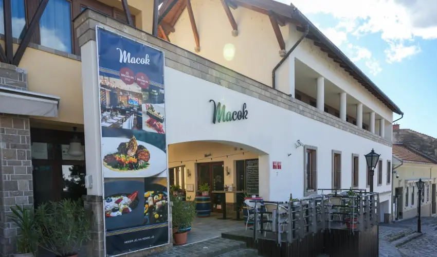 Imola Udvarh�z Eger