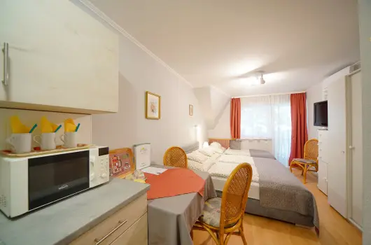 Siesta Vendghz, Eger